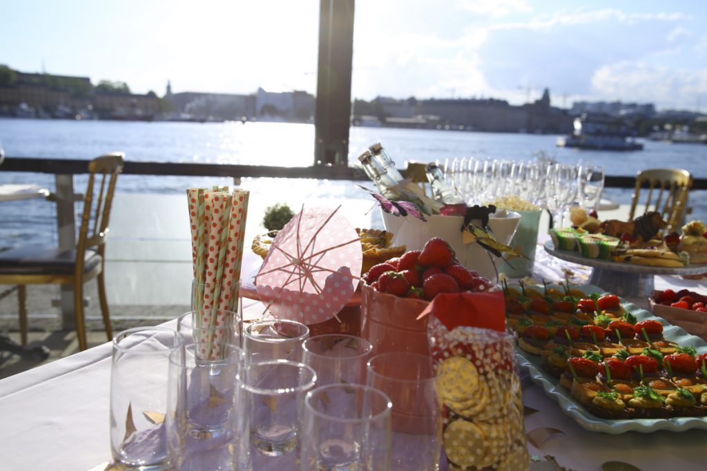 Bröllopslokal med servering på terrassen