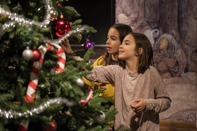 Fotografisk dokumentation från Junibacken – barnets möte med sagolik scenkonst och berättande teater.