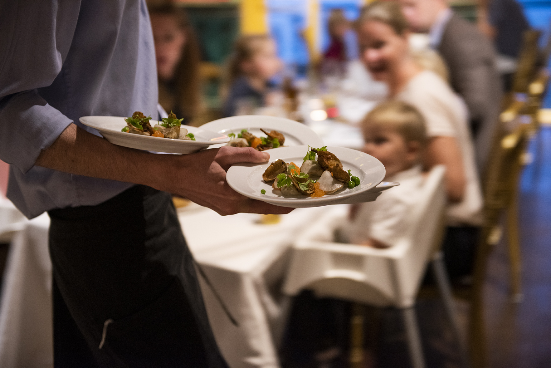 Servering av middag i Junibackens bröllopslokal