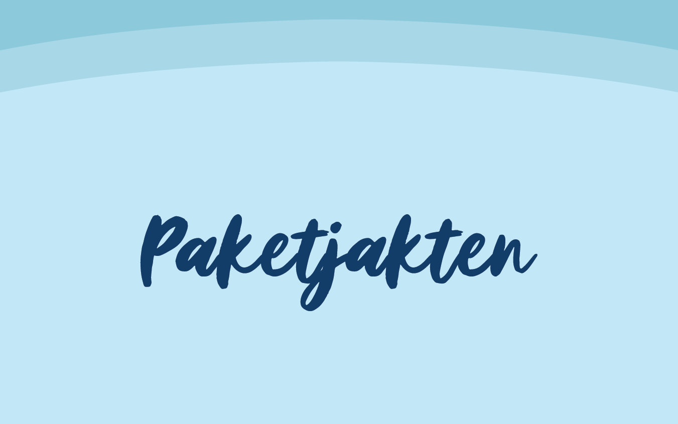 Texten ”Paketjakten” mot ljusblå bakgrund – en aktivitet under Junibackens kalasvecka där familjer letar efter gömda paket i sagohuset.